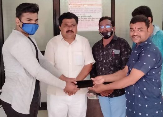 कॉग्रेस सोशल मीडिया पदाधिकार्याने मोबाइल केला परत