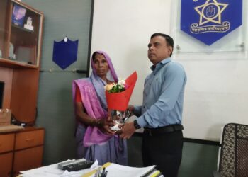 अंगावरची साडी देणारी वृद्ध महिलेचा स्थानिक गुन्हे शाखेतील बकाले यांच्या हस्ते पुष्पगुच्छ देवून सत्कार