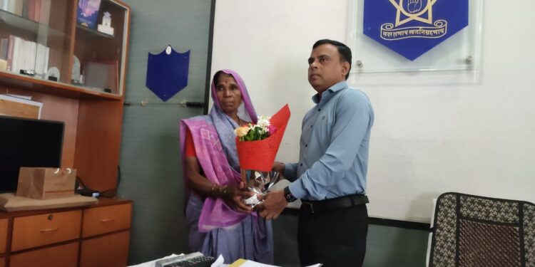 अंगावरची साडी देणारी वृद्ध महिलेचा स्थानिक गुन्हे शाखेतील बकाले यांच्या हस्ते पुष्पगुच्छ देवून सत्कार