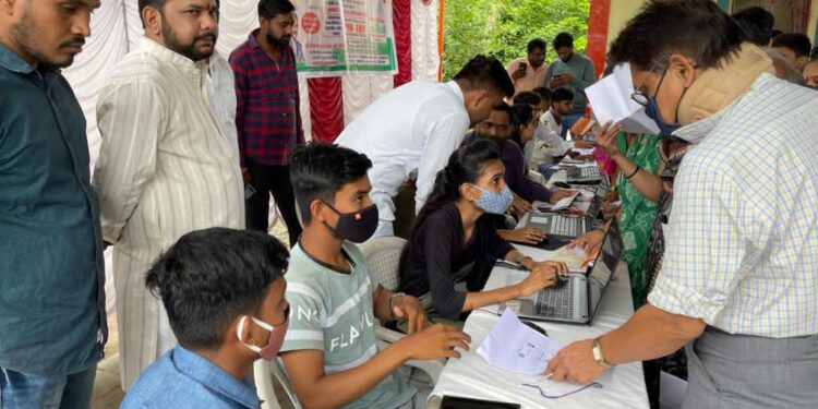 अभिषेक पाटील फाऊंडेशन तर्फे आयुष्यमान भारत योजनेच्या कार्ड वाटप..!