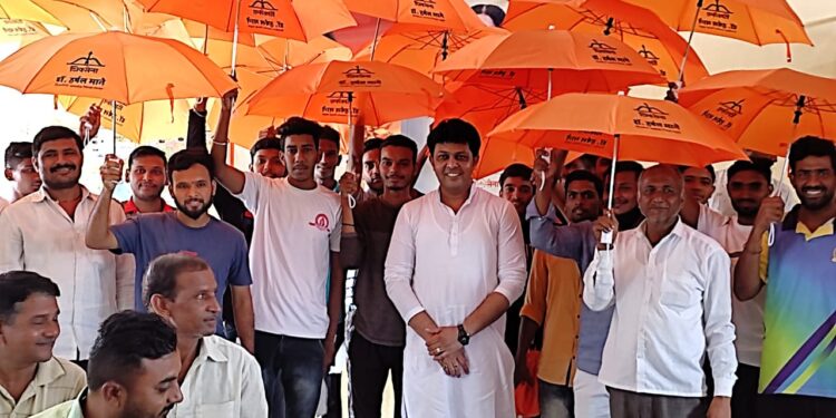मुख्यमंत्री यांच्या वाढदिवसानिर्मित जिल्हाप्रमुख डॉ. हर्षल माने यांच्यातर्फे छत्रीचे वाटप