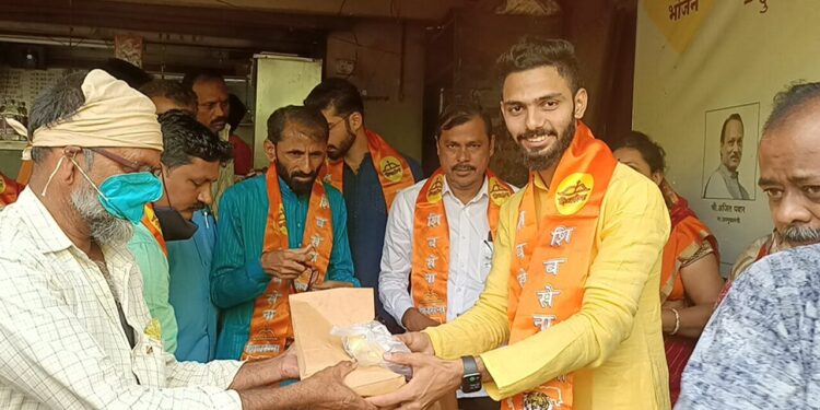 मुख्यमंत्री यांच्या वाढदिवसानिमित्त भोजन व फळ वाटप करून साजरा