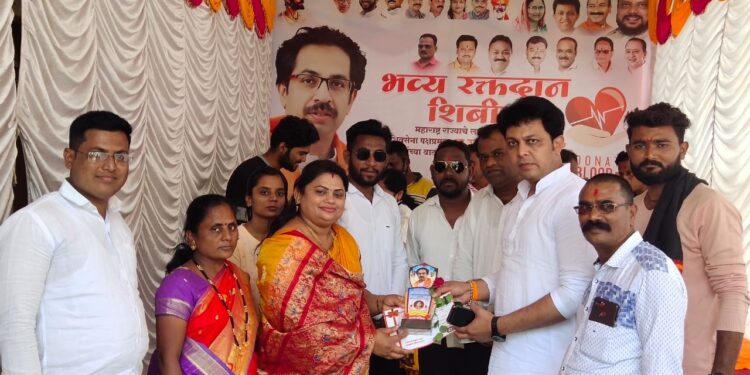 चाळीसगाव महिला आघाडीचे तालुका प्रमुख सविता कुमावत यांच्या शिवसंपर्क अभियानात रक्तदान शिबिर