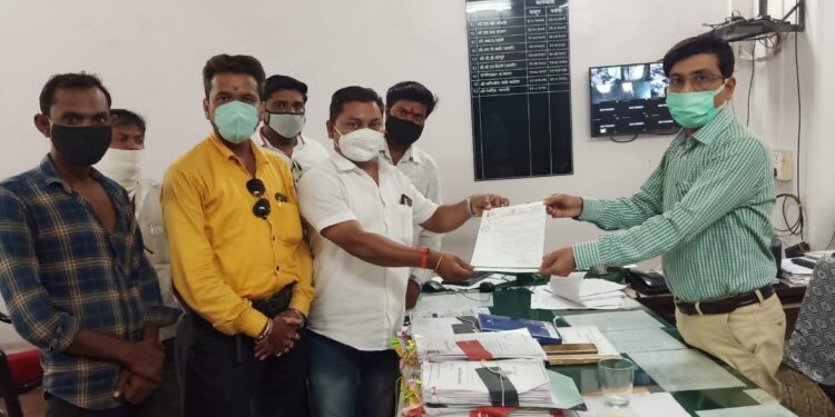 जळगाव ग्रामीण तालुका काँग्रेसच्यावतीने जिल्हाधिकाऱ्यांना निवेदन