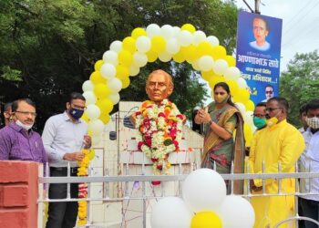 अण्णा भाऊ साठे यांच्या जयंतीनिमित्त पुतळ्यास अभिवादन