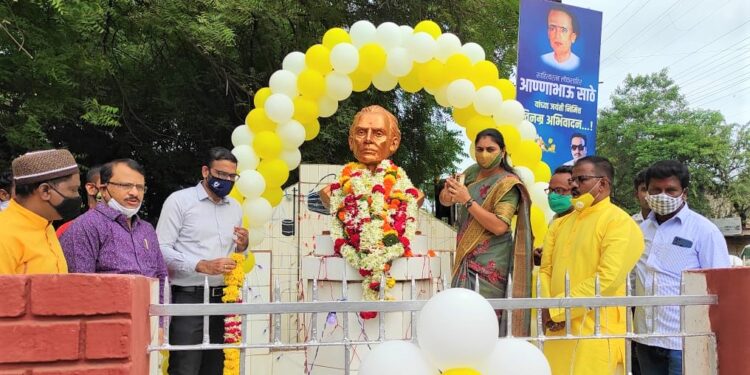 अण्णा भाऊ साठे यांच्या जयंतीनिमित्त पुतळ्यास अभिवादन