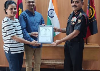 प्राचार्य काटे दांपत्यासह मुलीचा दिल्लीत सत्कार