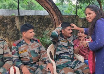 युवाशक्ती व स्टुडन्ट चॅरिटी फाऊंडेशनचा सैनिकांसोबत रक्षाबंधन