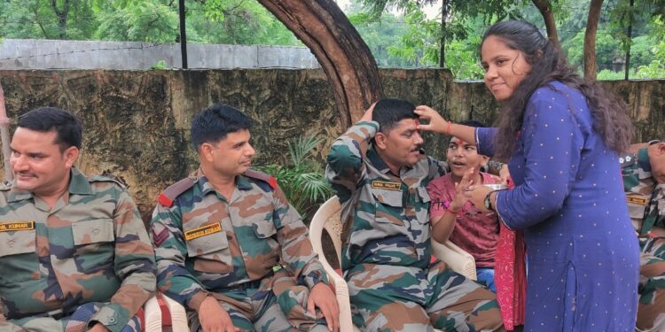 युवाशक्ती व स्टुडन्ट चॅरिटी फाऊंडेशनचा सैनिकांसोबत रक्षाबंधन