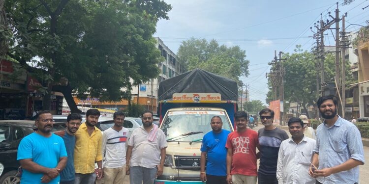 ‘जळगावचा राजा’ घेण्यासाठी नेहरू चौक मित्र मंडळाचे पथक मुंबईला रवाना