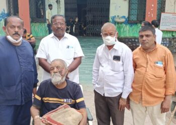 नातेवाईक मिळेना ; धुळ्याच्या वृद्धाश्रमाचा मदतीचा हात