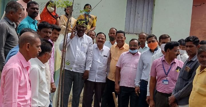 मोंढाळा येथे जिल्हा परिषदेची शाळेत वृक्षरोपण व क्रीडांगण भूमिपूजन कार्यक्रम संपन्न