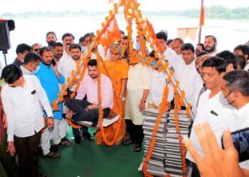 युवा सेनेचे सचिव वरुण सरदेसाईंची जळगावच्या मेहरुण तलावाकाठी ‘वहीतुला’