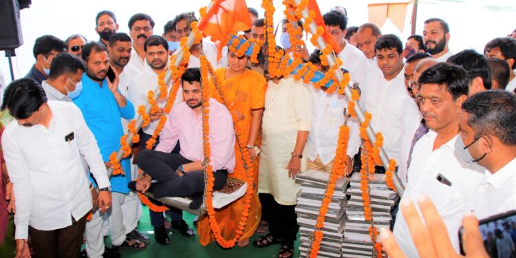 युवा सेनेचे सचिव वरुण सरदेसाईंची जळगावच्या मेहरुण तलावाकाठी ‘वहीतुला’