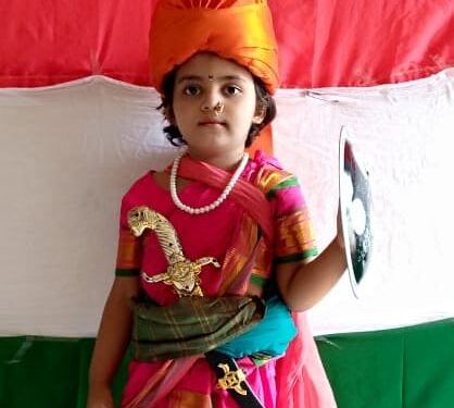 जे.के. इंग्लिश स्कूल येथील वेदिका ने स्वीकारले झाशीची राणी ची भूमिका