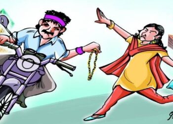 कचरा टाकण्यासाठी आलेल्या महिलेच्या गळ्यातील मंगलपोत लंपास