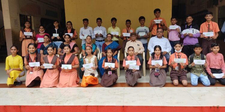 झांबरे विद्यालयात शिक्षकांनी केला पालकांचा सत्कार