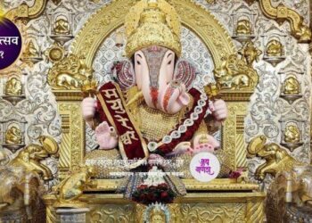 पुण्याच्या श्रीमंत दगडूशेठ हलवाई गणपतीला तब्बल 10 किलो सोन्याचा मुकूट