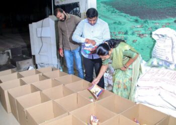 पूरग्रस्त कुटुंबांसाठी पाठविल्या जाणार्‍या जीवनावश्यक वस्तूंच्या किटची महापौरांकडून पाहणी