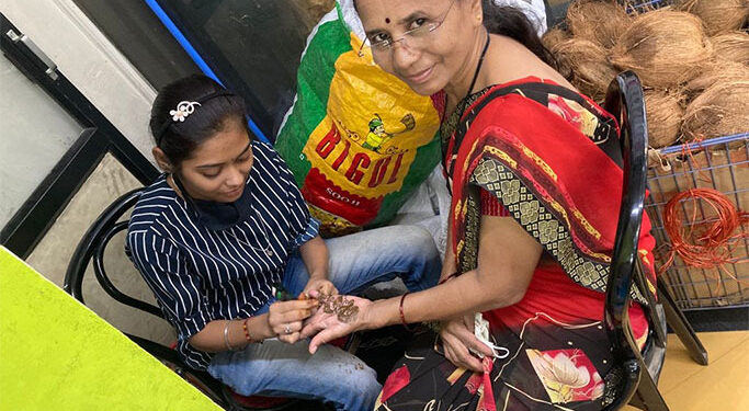 नवजीवन प्लसतर्फे हरितालिकेनिमित्त भगिनींसाठी मोफत मेहंदीची भेट