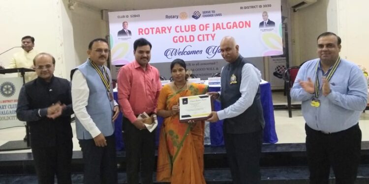 रोटरी जळगाव गोल्डसिटीतर्फे नेशन बिल्डर अ‍ॅवार्डने सुनीता शिमालेंचा गौरव