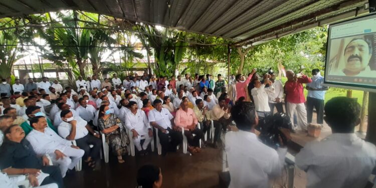 एकनाथराव खडसेंचा वाढदिवस आणि जयंतराव पाटलांचं आगळंवेगळं गिफ्ट…