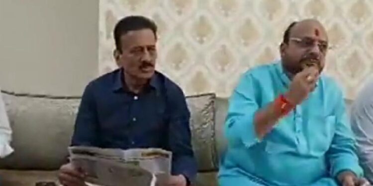 पालकमंत्र्यांचा पूरग्रस्त दौरा की भाजपाच्या गिरीश महाजनांची पाहुणचारवारी….?- जिल्हाध्यक्ष देवेंद्र मराठे