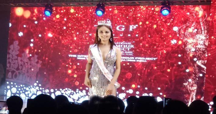 खान्देश कन्या डॉ.मोनिया केदारच्या डोक्यावर मिस इंडियाचा ताज