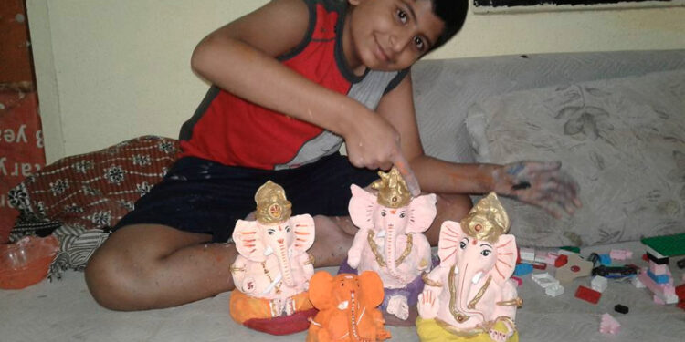पर्यावरणपूरक गणेशोत्सवासाठी तेरा वर्षीय श्रेयसची धडपड
