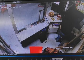 जळगावातील कोंबडी बाजार येथील पंकज ऑटो शोरूम फोडले