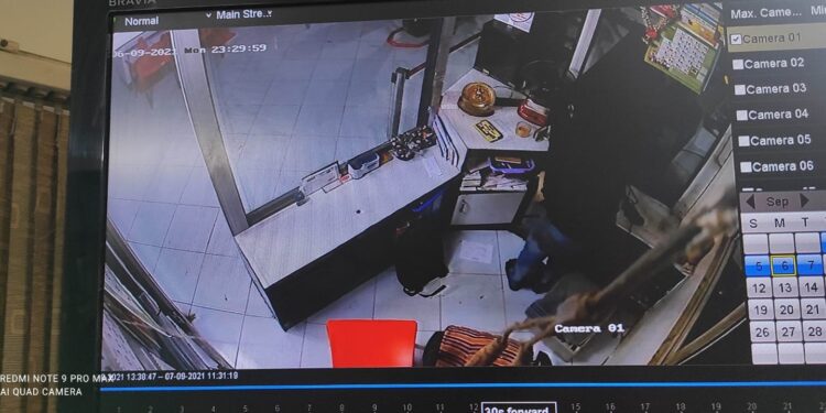 जळगावातील कोंबडी बाजार येथील पंकज ऑटो शोरूम फोडले