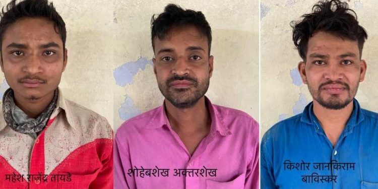 जळगावात १५ हजारांच्या चप्पलांची गोणी लंपास करणारे तिघे अटकेत