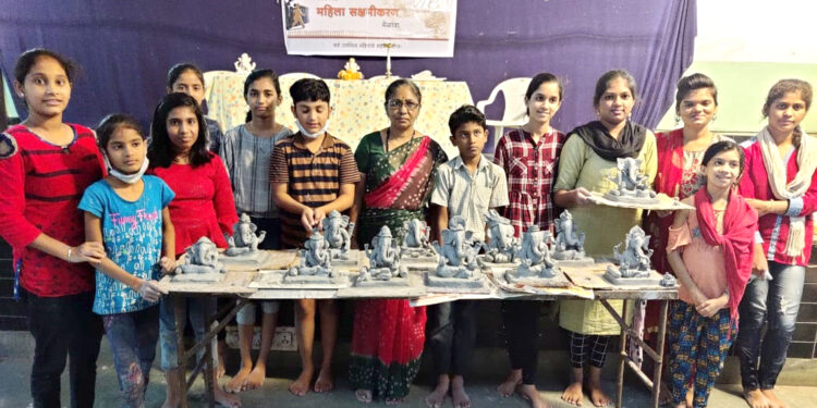 जळगाव पीपल्स बँकेतर्फे बाळगोपाळांना शाडुची गणेशमुर्ती बनविण्याचे प्रशिक्षण