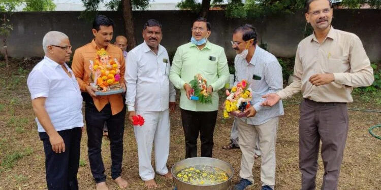 जळगाव केमिस्ट भवनात गणरायाचे पाचव्या दिवशी विसर्जन