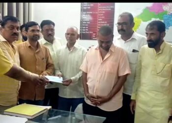 नदीच्या पुरात वाहून गेलेल्या तरुणाच्या वारसास ४ लाखांच्या धनादेशाचे वाटप