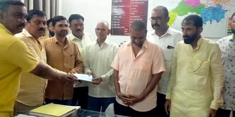 नदीच्या पुरात वाहून गेलेल्या तरुणाच्या वारसास ४ लाखांच्या धनादेशाचे वाटप