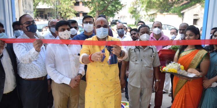 ऑक्सिजन निर्मिती प्रकल्पाचे पालकमंत्र्यांच्या हस्ते उद्घाटन संपन्न