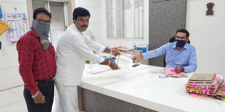 वरणगाव शहरातील बंद रेशन कार्ड धारक व अपंग बांधवांना धान्य सुरू करा