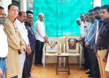 राष्ट्रपिता महात्मा गांधी व लालबहादूर शास्त्री यांना चोपडा काँग्रेसतर्फे अभिवादन