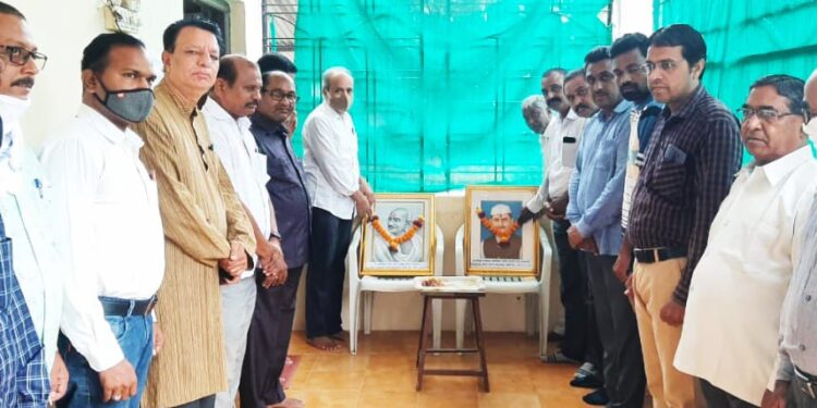 राष्ट्रपिता महात्मा गांधी व लालबहादूर शास्त्री यांना चोपडा काँग्रेसतर्फे अभिवादन