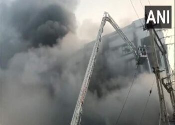 सूरतमध्ये भीषण आग, १२५ मजुरांना वाचविण्यात यश