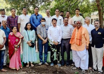 भाजपा जिल्हा महानगरातर्फे पर्यावरण पंधरवडानिमित्त आपट्याचे झाडाचे वृक्षारोपण