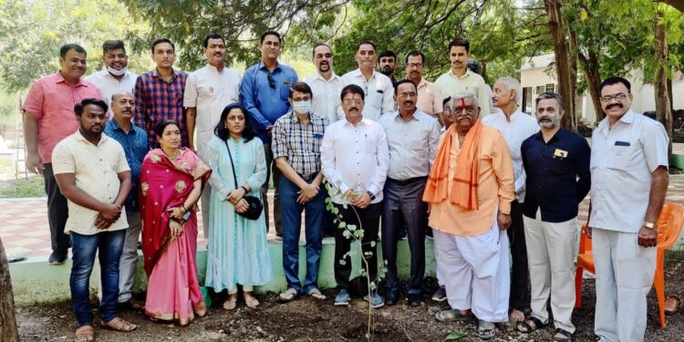 भाजपा जिल्हा महानगरातर्फे पर्यावरण पंधरवडानिमित्त आपट्याचे झाडाचे वृक्षारोपण