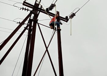 पाण्यातून वाट काढत, चिखल तुडवत वीजपुरवठा केला सुरळीत!