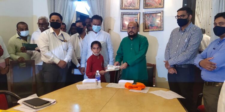 राज्य शासन अनाथ बालकांचा ‘आधारवड’ पालकमंत्री गुलाबराव पाटील