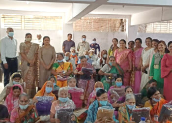 महापौर जयश्री महाजन यांच्या हस्ते आजी-आजोबांसाठी स्वेटर, चष्मे वाटप