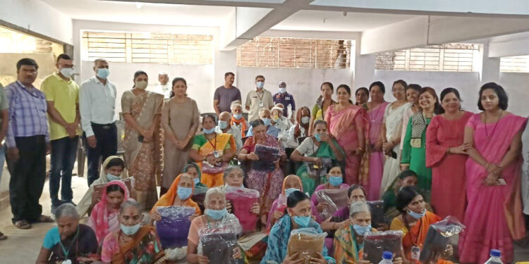 महापौर जयश्री महाजन यांच्या हस्ते आजी-आजोबांसाठी स्वेटर, चष्मे वाटप