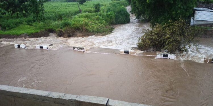 वावडदा ते वडली पाचोरा मार्गावरील वाहतुक ठप्प