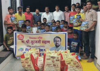 शिवसेनेतर्फे शैक्षणिक व जीवनावयशक वस्तूंचे किट वाटप