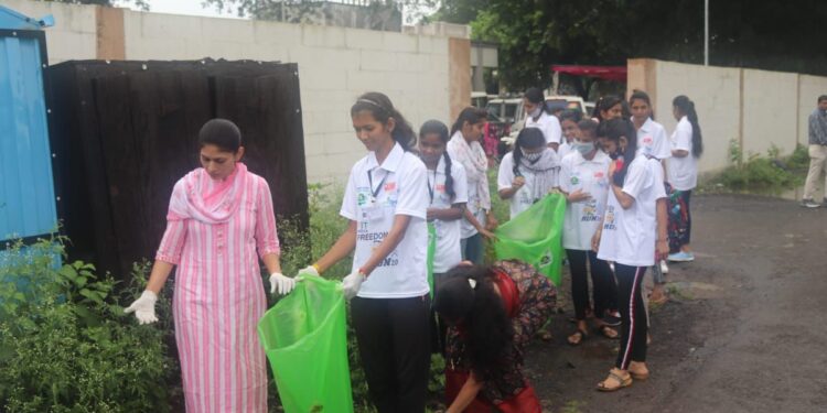 नेहरू युवा केंद्राच्या स्वच्छ भारत अभियानात खासदारांनीही घेतला सक्रिय सहभाग